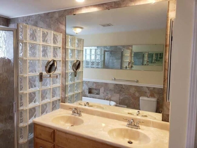 Building Photo - *Move in Savings* This exclusive offer won...