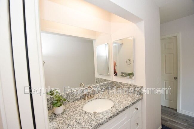 Building Photo - 630 Chapala Dr
