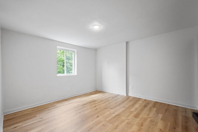 Building Photo - RENOVATED & READY FOR MOVE IN! 2-BEDROOM I...