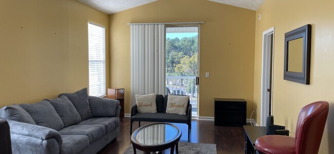 Primary Photo - Updated 2 bedroom/2 bath condo in River Oaks