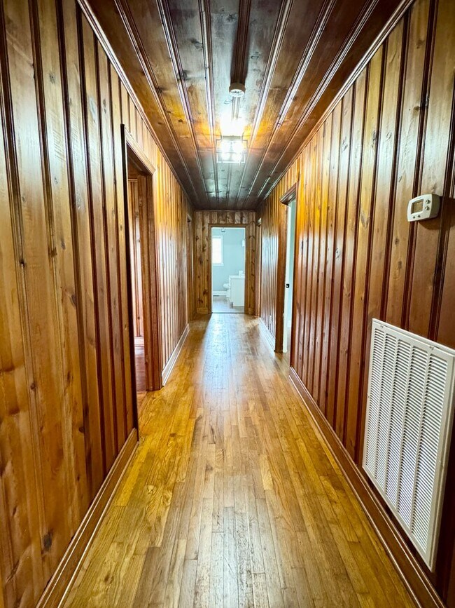 Building Photo - Move in ready! Fully Renovated with attent...