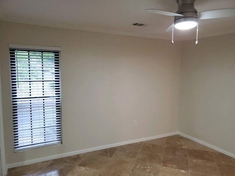 2nd bedroom window/Light - 25116 Plantation Dr NE