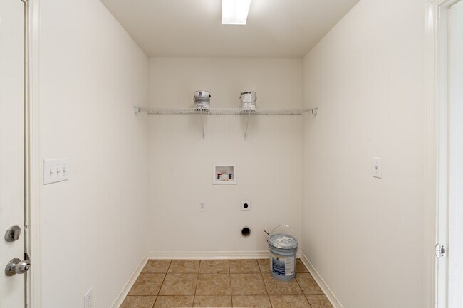 Building Photo - 1375 Selby Phillips Dr