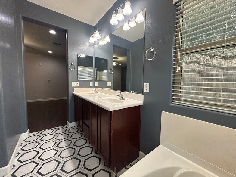 Building Photo - 10765 W Avenida del Rey