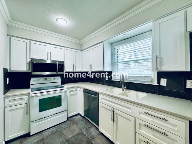 Building Photo - A Lovely Four Bedroom Home in Lenexa w/ Wood Floors, Finished Basement and a Fenced Yard!