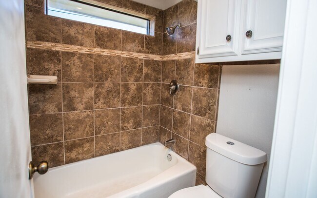 Building Photo - Available June 15th: Spacious 3 Bed, 2 Bath Ready for You!