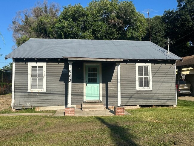 Primary Photo - 2 bedroom, 1 bathroom home available in La...