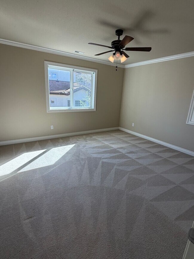 Building Photo - 5 Bedrooms and 2.5 Bathrooms with Views of the Rolling Hills of Corvallis Country Club