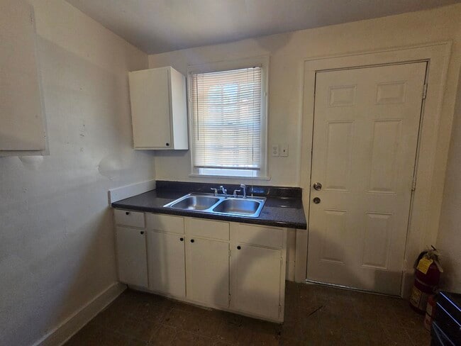 Building Photo - 1374 Rayner St