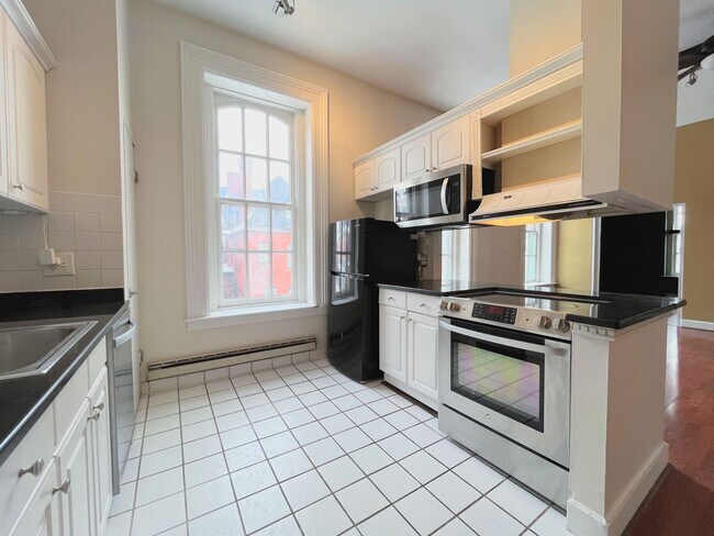 Building Photo - Pet Friendly 1 Bedroom Plus Den For Rent - Near Betty's, Close to Downtown!