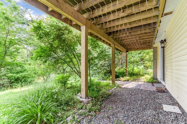 Building Photo - 2 Clover Hill Rd