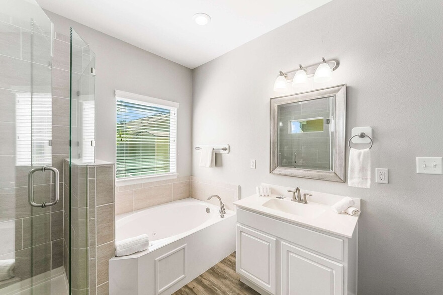 Building Photo - 1813 Eleventh Street-SI ID1325620P