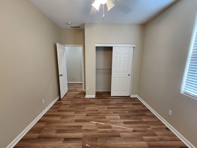 Building Photo - Inviting and Warm 3 Bedroom 2 Bath Home in Newman CA