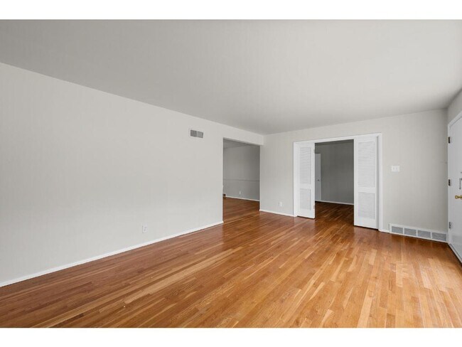 Building Photo - 718 Wenneker Dr