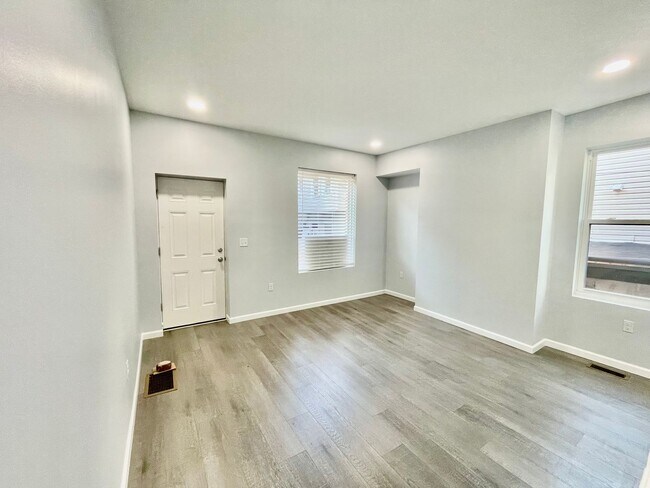 Building Photo - Bright and Updated 2 Bedroom 1.5 Bath House in Oakland