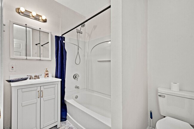 Building Photo - Stunning 2 bedroom home in Port Vue available August 1!