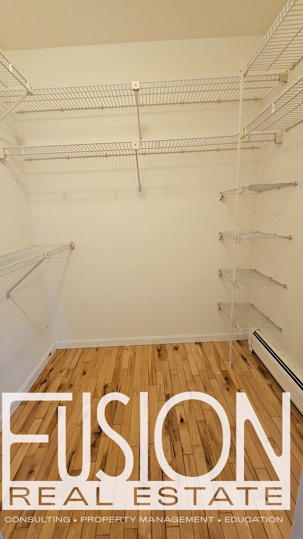 Building Photo - Bright, Spacious End-Unit Townhome in Premier South Burlington Neighborhood AVAILABLE NOW with $1...