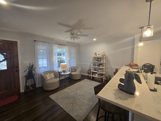 Building Photo - 1055 College Station Rd