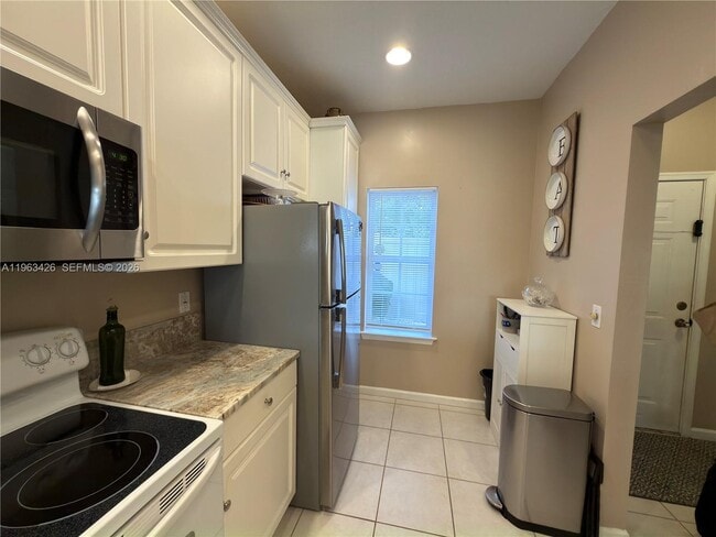 Building Photo - 1651 Hawthorne Pl