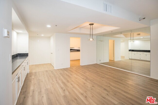 Building Photo - 410 S Barrington Ave