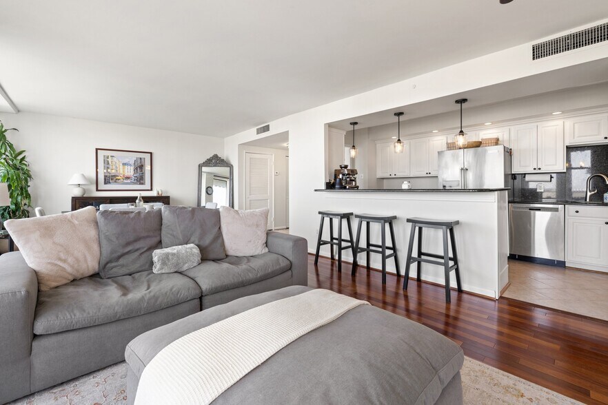 Building Photo - 6301 Stevenson Ave