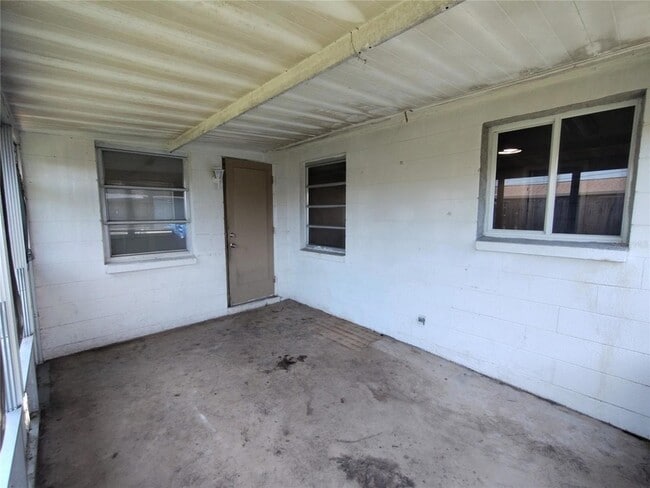 Building Photo - 2333 Roselawn Dr