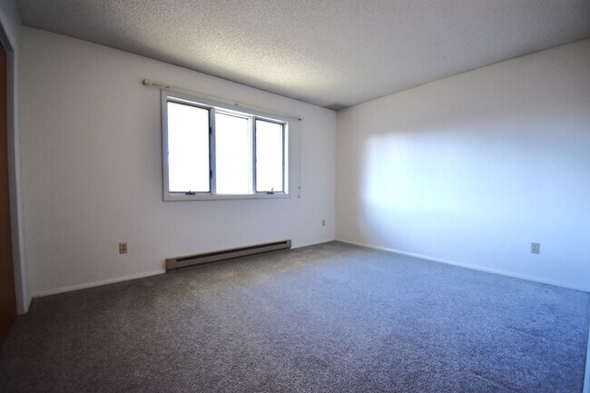 Building Photo - Top floor apartment! Close to MSU and downtown!