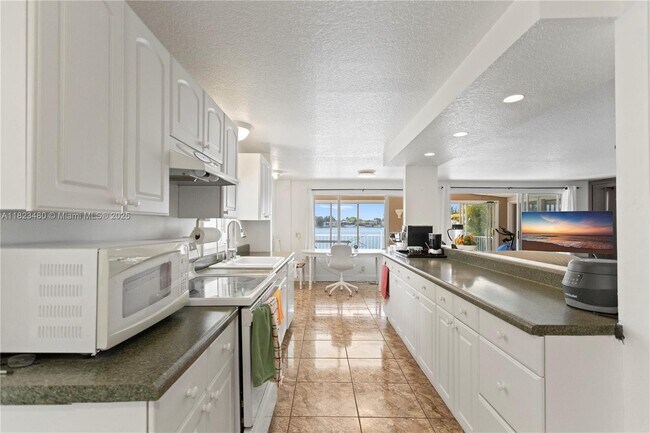 Building Photo - 5620 Lagoon Dr