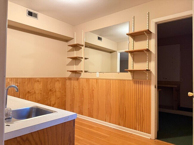 Building Photo - 323 Auburn Dr