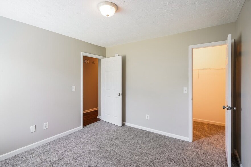 Building Photo - 2121 Hamilton Glen Pl