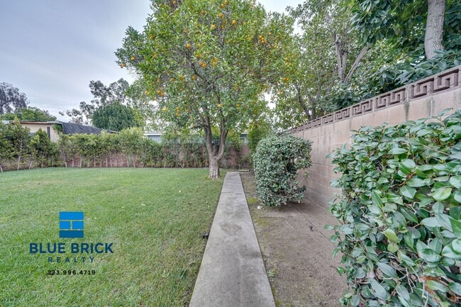 Building Photo - 5620 1/2 Radford Ave -