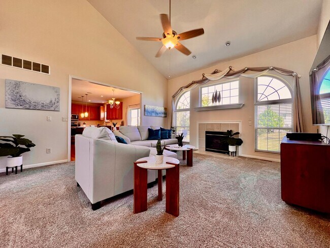 Building Photo - Large executive home in pool community Mas...