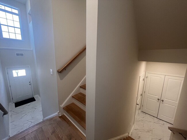 Building Photo - Move- In Ready 3 Bedroom Townhome!
