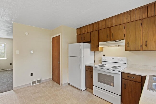Building Photo - Bright 2BR Townhome in Dallastown School District!