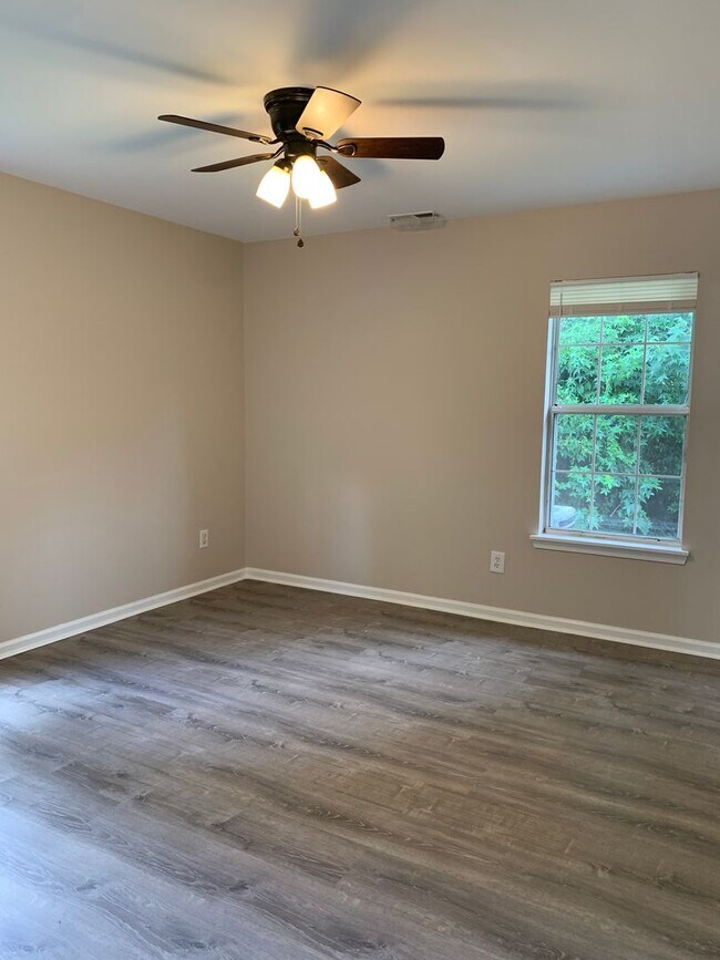 Building Photo - $500 OFF 1ST MONTH'S RENT! Water/Sewer/Tra...