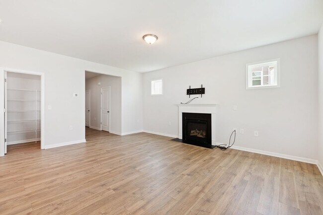 Building Photo - 413 Sunny Flds Dr