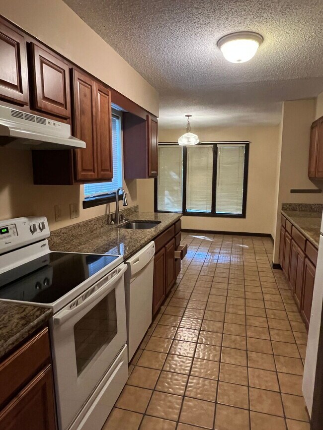 Building Photo - Large 2BD/ 2BTH with loft-Great Location