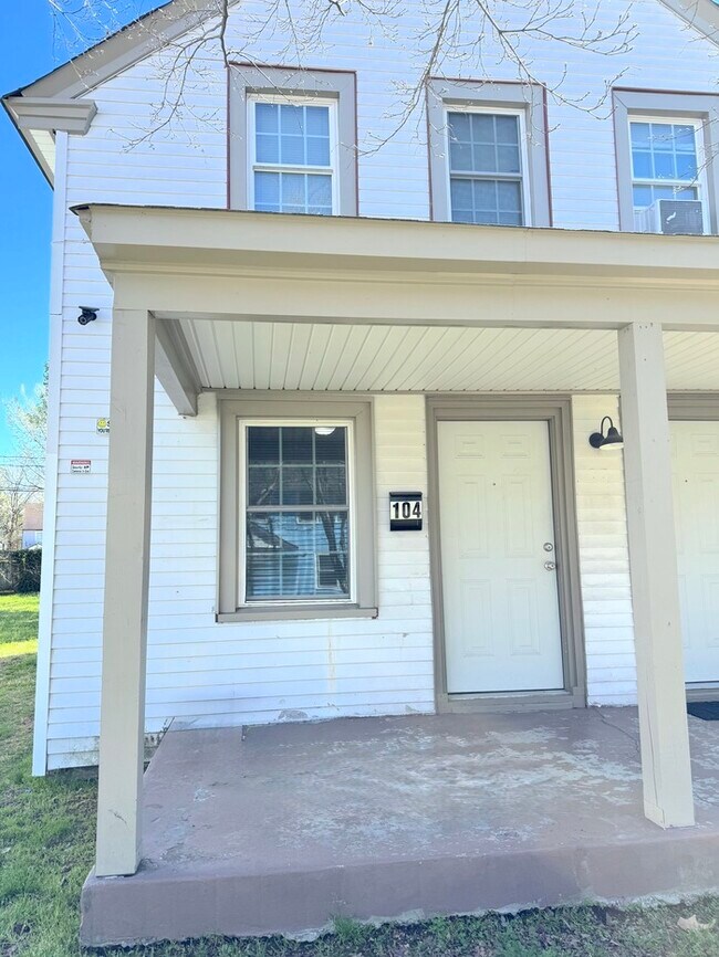 Building Photo - 104 Cushing St