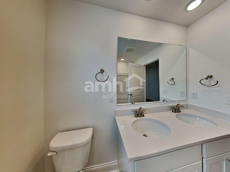 Building Photo - 8284 Northpoint Dr