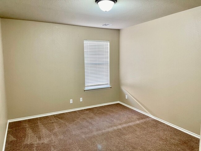 Building Photo - 4 bed 2 bath - Law Enforcement discount.