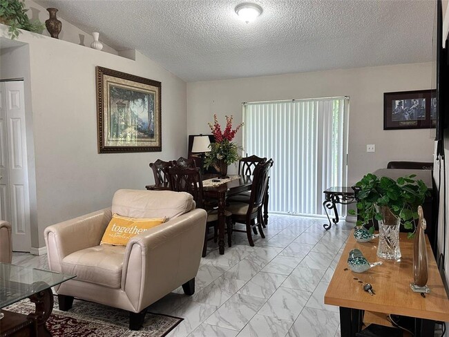 Building Photo - 1021 Embrun Ct