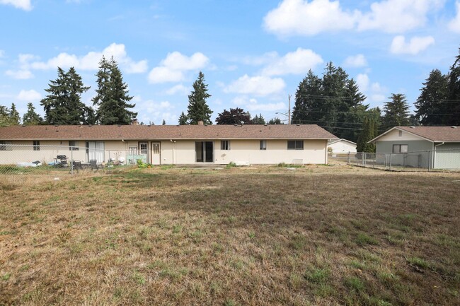 Building Photo - Move in Ready now! Easy JBLM commute, 3 be...