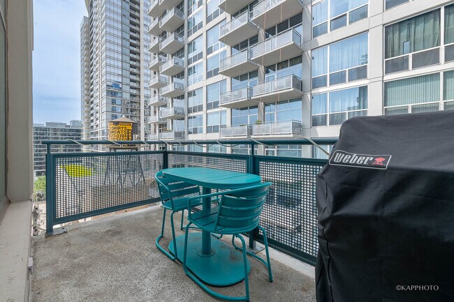 Building Photo - 125 E 13th St