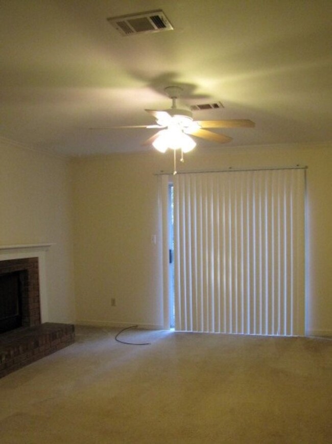 Building Photo - Two story townhome in Northeast Pensacola!