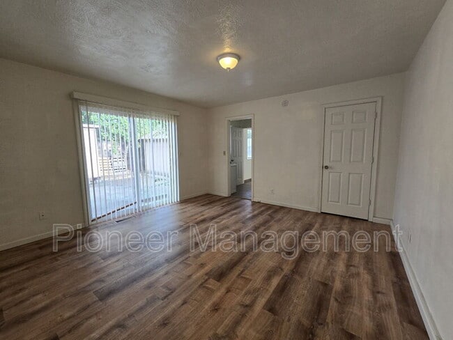 Building Photo - 622 W Pilger St