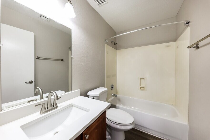 Building Photo - 12530 W Willow Ave