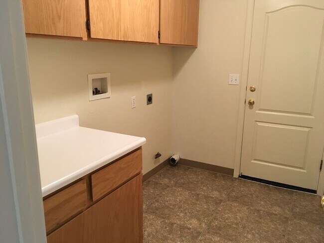 Building Photo - Windsor Estates in Pine Grove!
