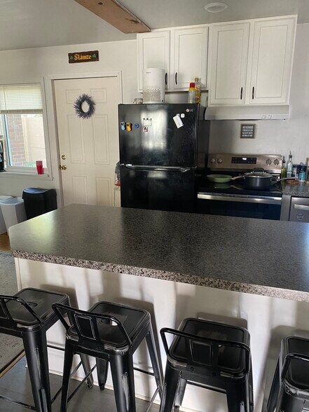 kitchen - 712 W Beaver Ave