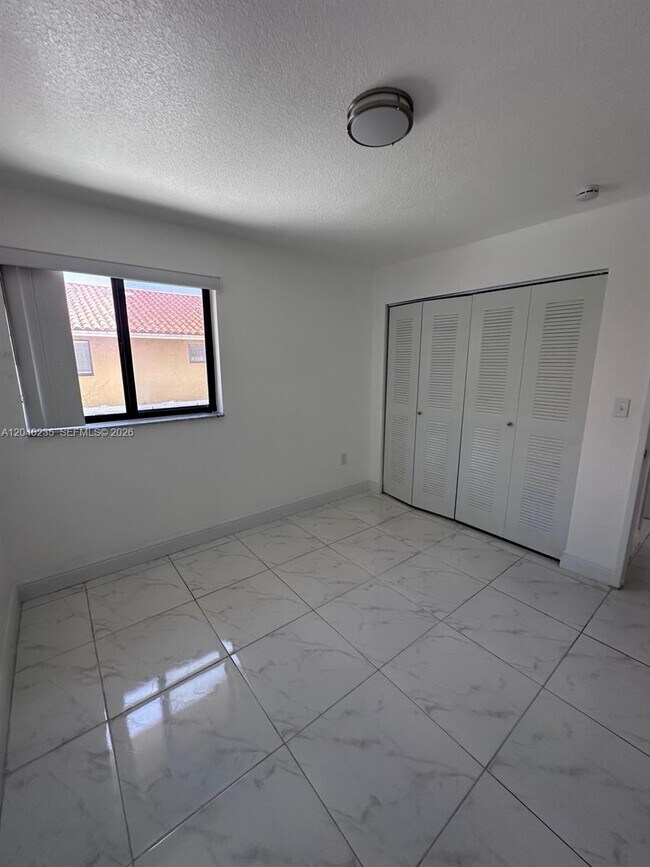 Building Photo - 2740 W 61st St