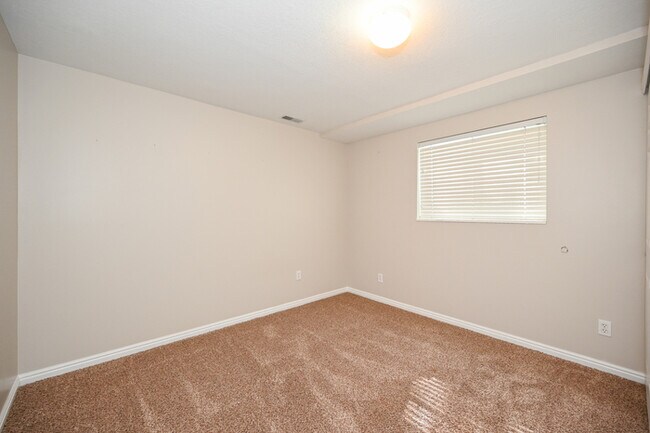Building Photo - Duplex in Sandy - Available NOW!